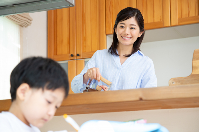 子供を見守るお母さん